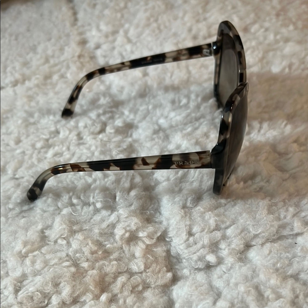 Authentic Prada Brown Tortoiseshell Cat-Eye Sunglasses
Luxury designer glasses - Picture 3 of 10